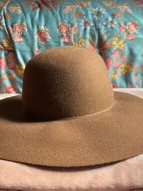 Wide-Brim Wool Felt Hat in Tan